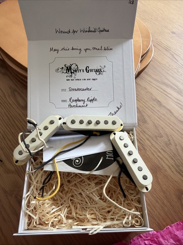 Monty guitars raspberry - monty’s,